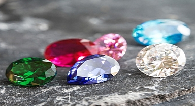 Farbedelsteine: Geburtssteine und Monatssteine, ein originelles Geschenk