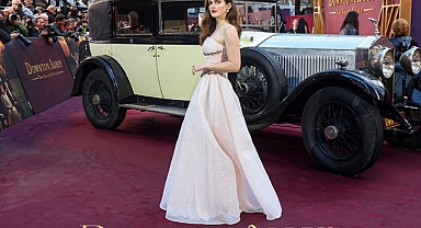 Sophie McShera mit Yoko London-Perlen auf rotem Teppich