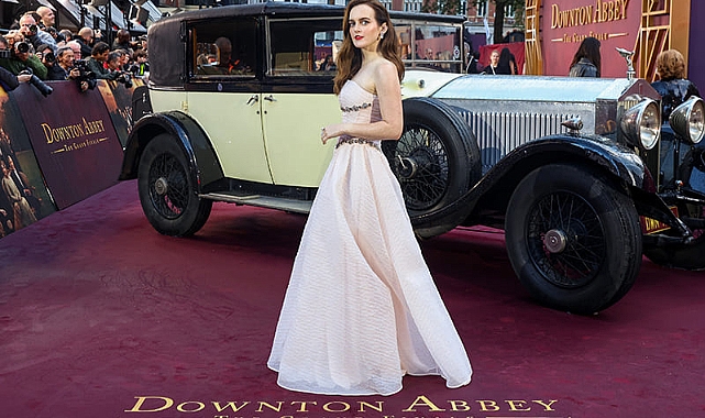 Sophie McShera mit Yoko London-Perlen auf rotem Teppich